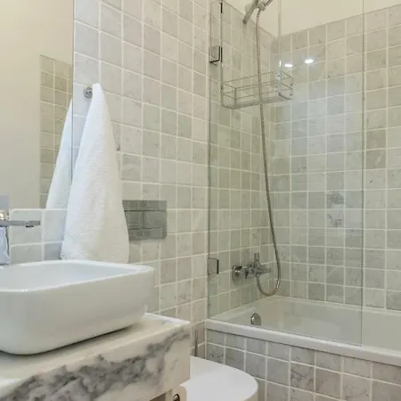 Breath-taking River & View Stunning 3 Bedrooms & 3 Bathrooms With Ac Alfama Castle District 1st Floor Appartamento