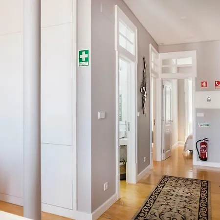 Breath-taking River & View Stunning 3 Bedrooms & 3 Bathrooms With Ac Alfama Castle District 1st Floor شقة *