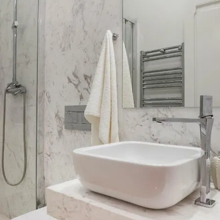 Breath-taking River & View Stunning 3 Bedrooms & 3 Bathrooms With Ac Alfama Castle District 1st Floor Lisbona