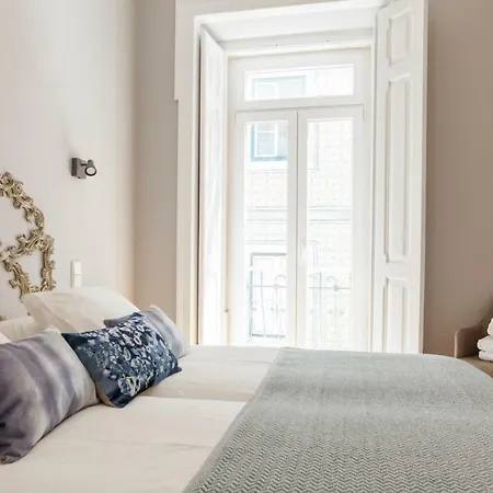 Breath-taking River & View Stunning 3 Bedrooms & 3 Bathrooms With Ac Alfama Castle District 1st Floor شقة *